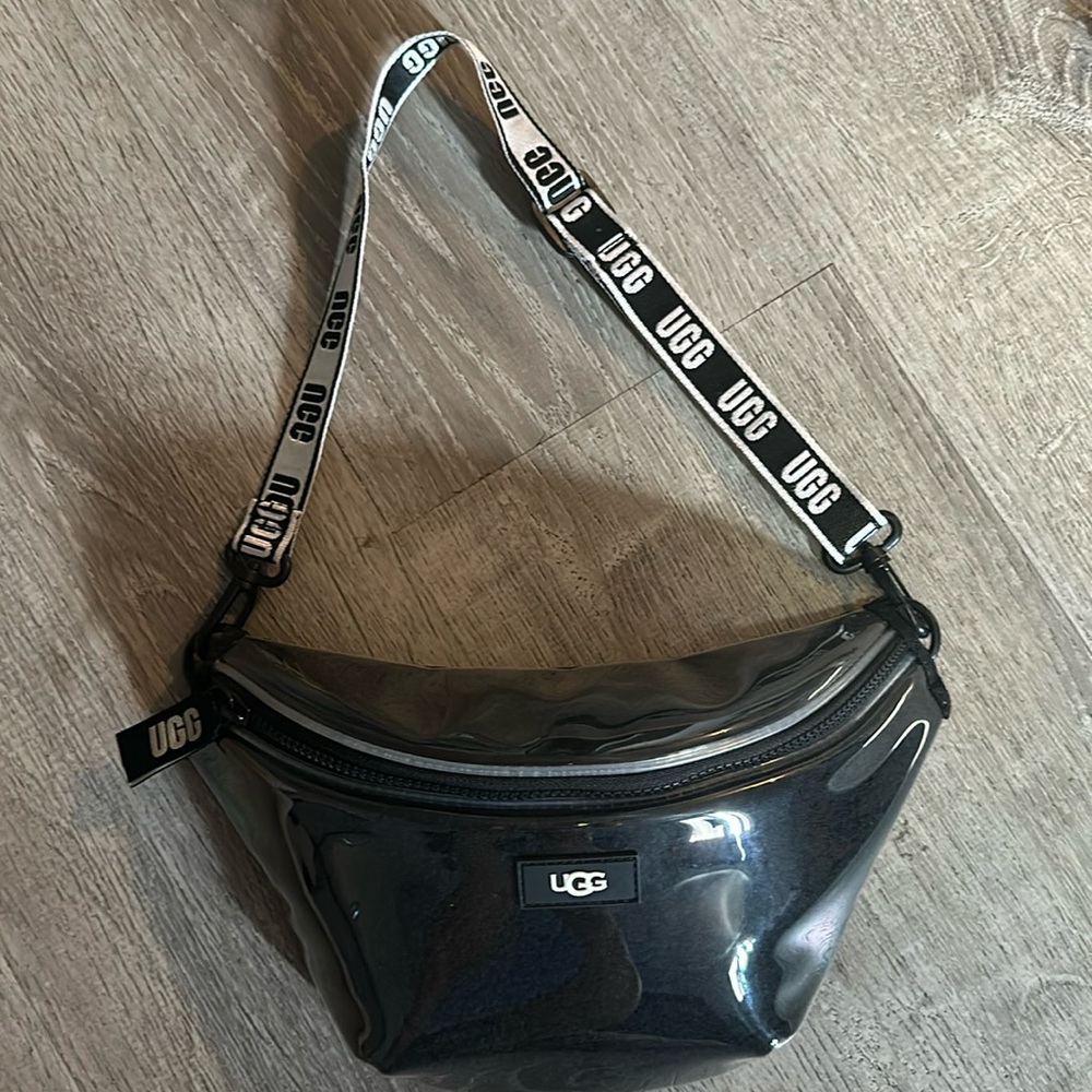 Ugg fanny pacy bag in black.